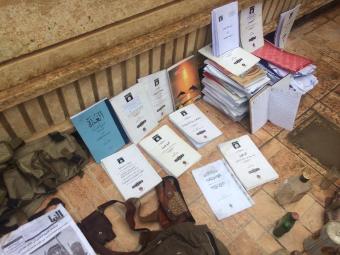 به‌ وێنه‌.. له‌ كارگه‌يه‌كى درووستكردنى چه‌كى داعشدا قوتوى بيره‌ و وێسكى دۆزرايه‌وه‌